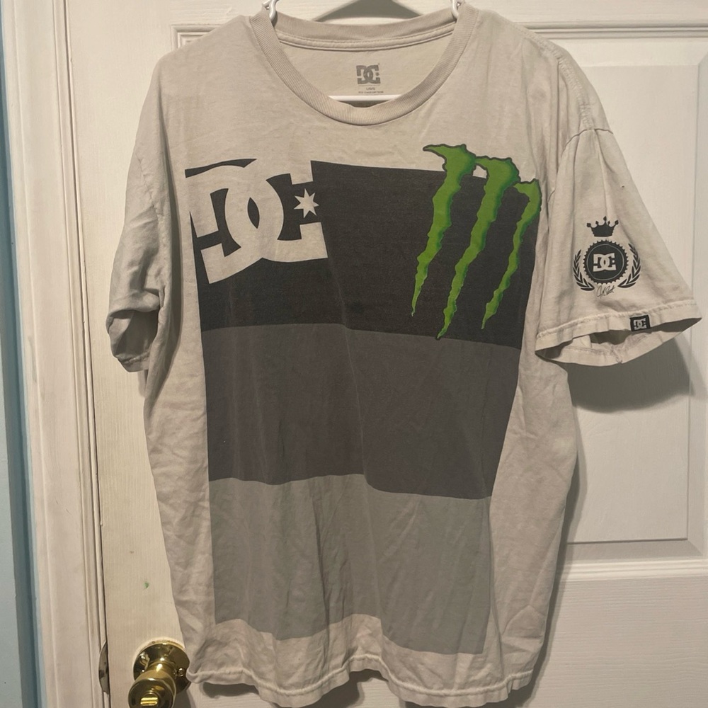 DC Logo Tee in Subtle Gray